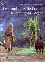 LES TAMBOURS DE L'OUBLI. La vie ordinaire et c&eacute;r&eacute;monielle d'un peuple forestier de Papouasie / DRUMMING TO FORGET. Ordinary Life and Ceremonies among a Papua New Guinea Group of Forest-Dwellers